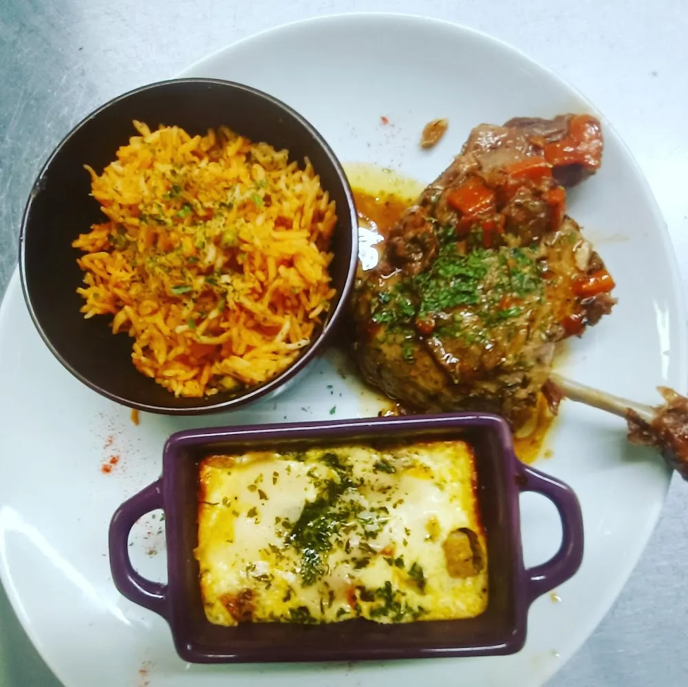 Cuisse de Canard Confite Est Gratin Des Légumes Et Riz Thaï