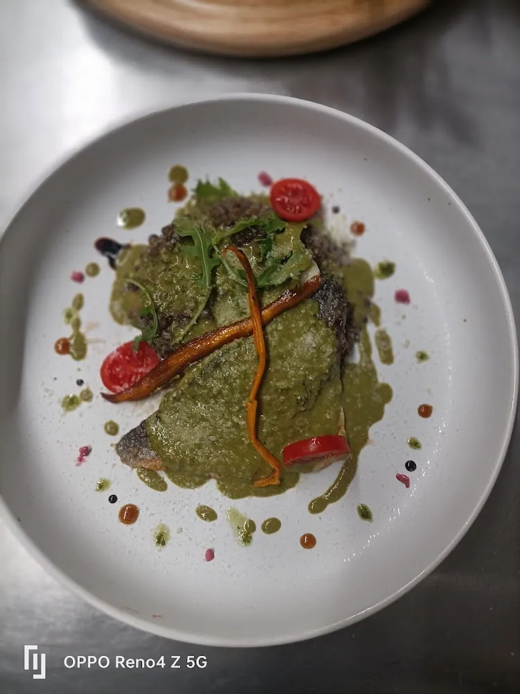 Filet de Daurade Royale Est Lentilles Façon Risotto Sauce Crème Jeune Pousse D'épinards